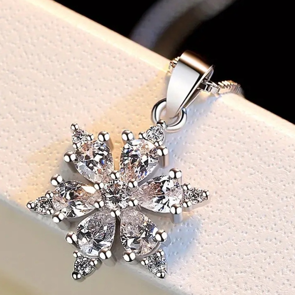 Silver Chain Sky Blue Snowflake Pendant Necklace - NEW